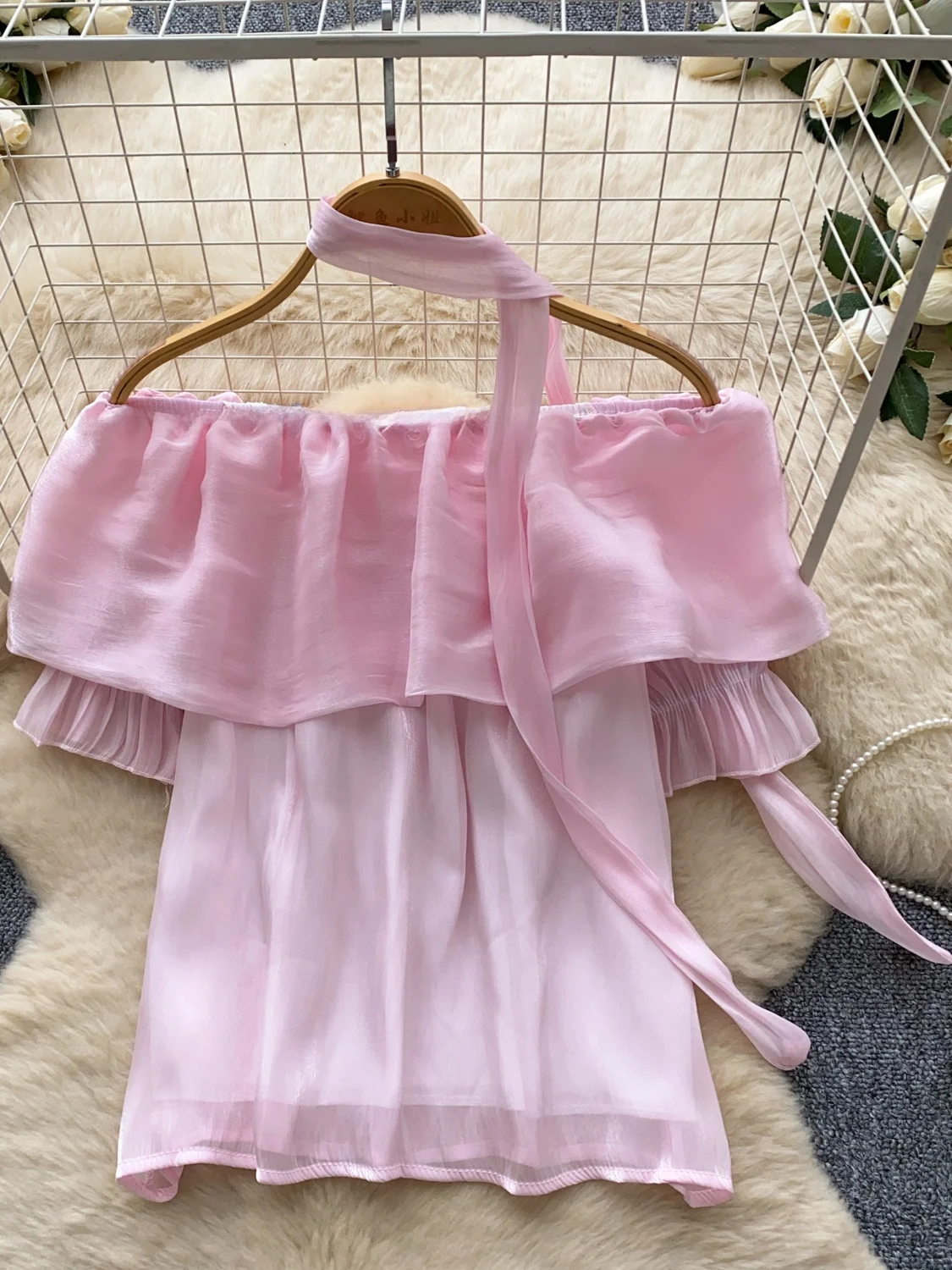 Женская летняя блузка Sweet Style с одним рукавом и рюшами, корейский свободный крой, утягивающий дизайн, для узкого круга аудитории, из полиэфирного волокна
Женская летняя блузка Sweet Style с одним рукавом и рюшами, корейский свободный крой, утягивающий дизайн, для узкого круга аудитории, из полиэфирного волокна