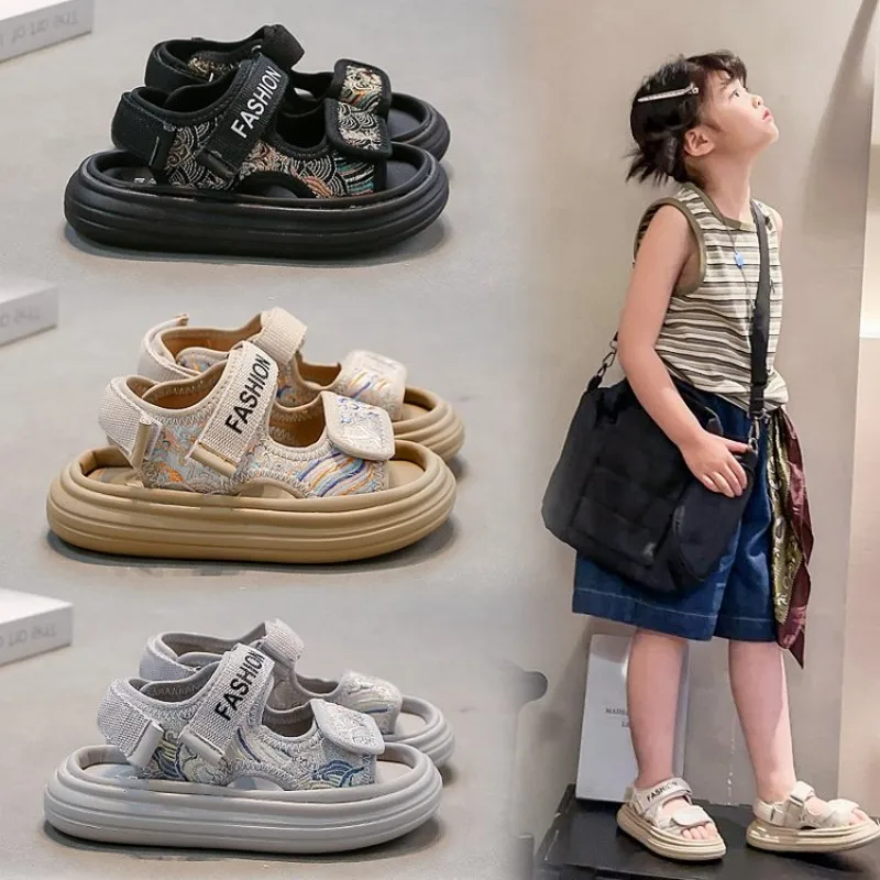 Популярные модные сандалии для мальчиков и девочек на лето 2026 года. Пляжная обувь. Противоскользящие и водостойкие. Искусственная кожа с принтом.
Популярные модные сандалии для мальчиков и девочек на лето 2026 года. Пляжная обувь. Противоскользящие и водостойкие. Искусственная кожа с принтом.