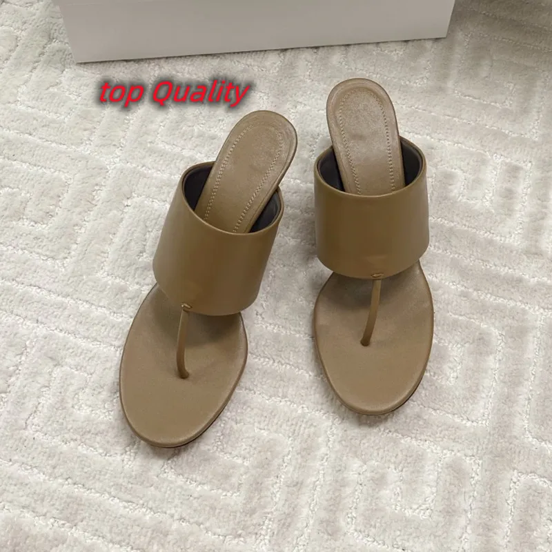 Bring a pair of slippers ladies slippers Flip flops Solid color Leather material Summer high heeled slippers
Bring a pair of slippers ladies slippers Flip flops Solid color Leather material Summer high heeled slippers