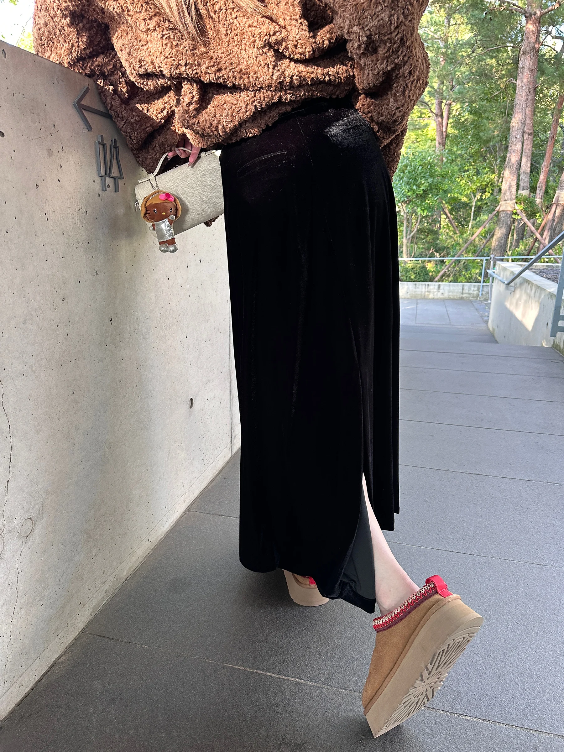 Элегантная бархатная юбка с высокой талией и разрезом, универсальная модель для осени и зимы, модная, для повседневной носки
Элегантная бархатная юбка с высокой талией и разрезом, универсальная модель для осени и зимы, модная, для повседневной носки