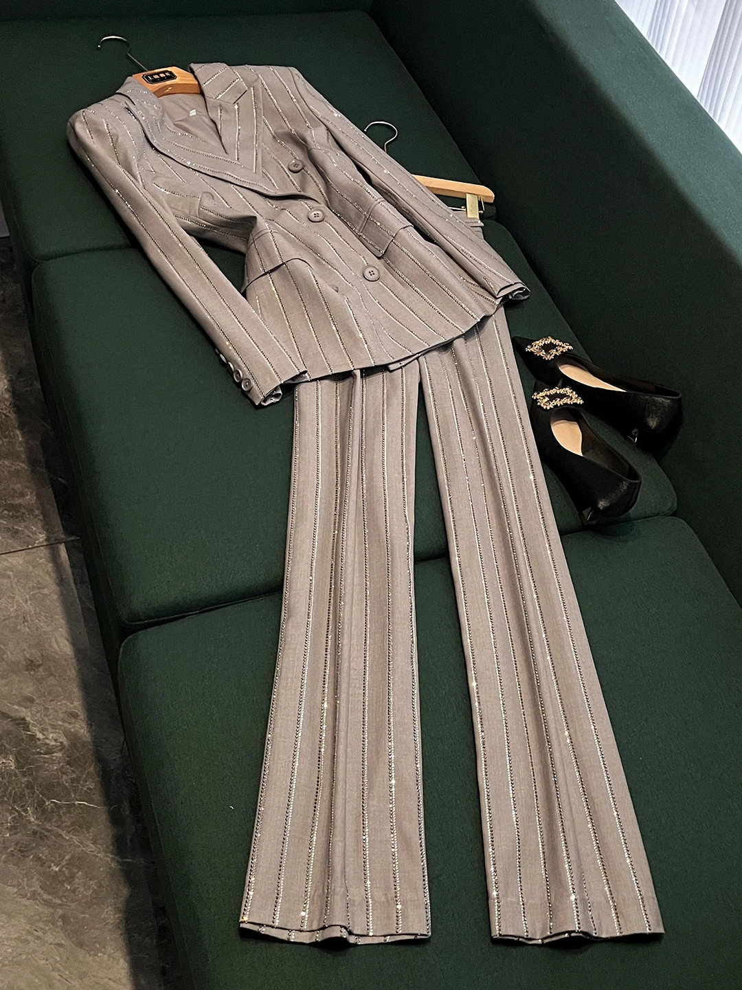 Elegant Glitter Stripe High-End Grey Heavy-Embroidered Double-Row Button Suit Pants Set Women's Two-Piece Set A089
Elegant Glitter Stripe High-End Grey Heavy-Embroidered Double-Row Button Suit Pants Set Women's Two-Piece Set A089