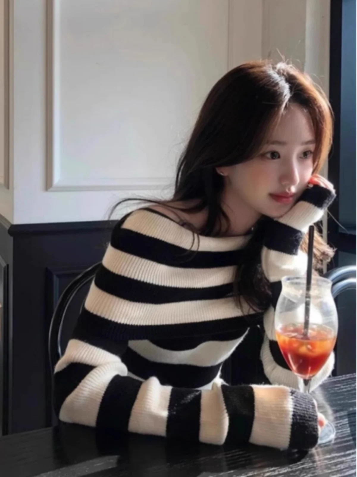 Retro Korean Style Striped One-Shoulder Knitwear Top Women's Autumn Winter Fashion Gentle Shoulder Exposure Sweater
Retro Korean Style Striped One-Shoulder Knitwear Top Women's Autumn Winter Fashion Gentle Shoulder Exposure Sweater