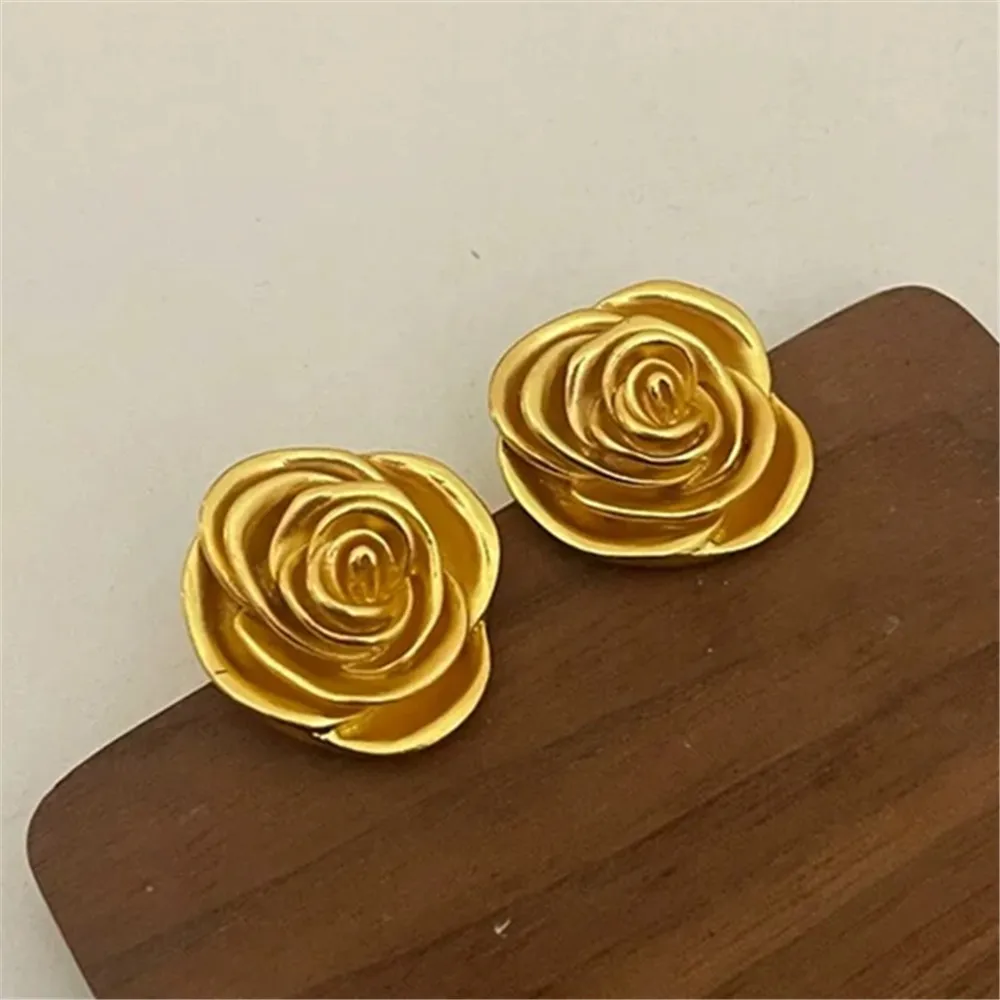 French Vintage Classic Flower Metal Earrings for Ladies Matching Accessory Elegant Feminine Jewelry Design
French Vintage Classic Flower Metal Earrings for Ladies Matching Accessory Elegant Feminine Jewelry Design