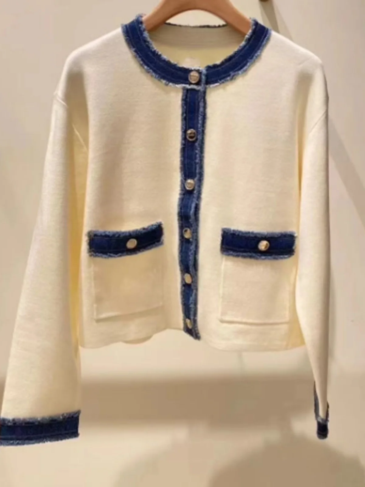 Весенний повседневный вязаный кардиган S-Home с цветными блоками, джинсовыми вставками и рваным круглым воротом, из смесовой шерсти, с длинными рукавами, женская верхняя одежда
Весенний повседневный вязаный кардиган S-Home с цветными блоками, джинсовыми вставками и рваным круглым воротом, из смесовой шерсти, с длинными рукавами, женская верхняя одежда