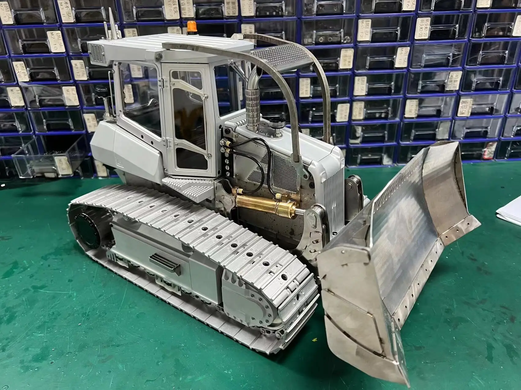 Игрушки 1/14 LESU Aoue-850K RC Металлический гидравлический бульдозер KIT Радиоуправляемые грузовики Автомобили для мальчиков TH22774
Игрушки 1/14 LESU Aoue-850K RC Металлический гидравлический бульдозер KIT Радиоуправляемые грузовики Автомобили для мальчиков TH22774