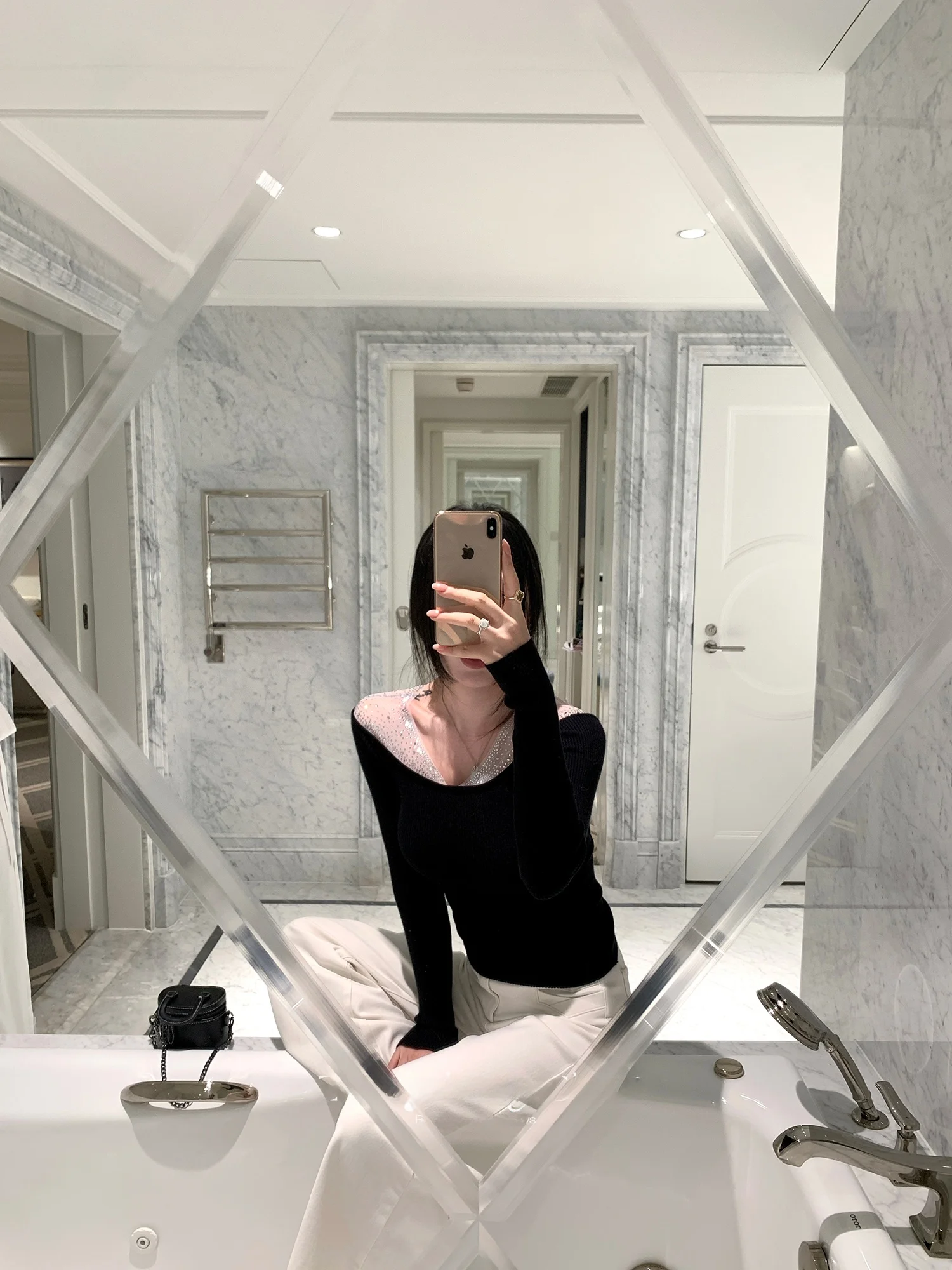 Женский облегающий вязаный свитер с V-образным вырезом, длинными рукавами, декоративными элементами и открытыми плечами, модный, для повседневной носки
Женский облегающий вязаный свитер с V-образным вырезом, длинными рукавами, декоративными элементами и открытыми плечами, модный, для повседневной носки