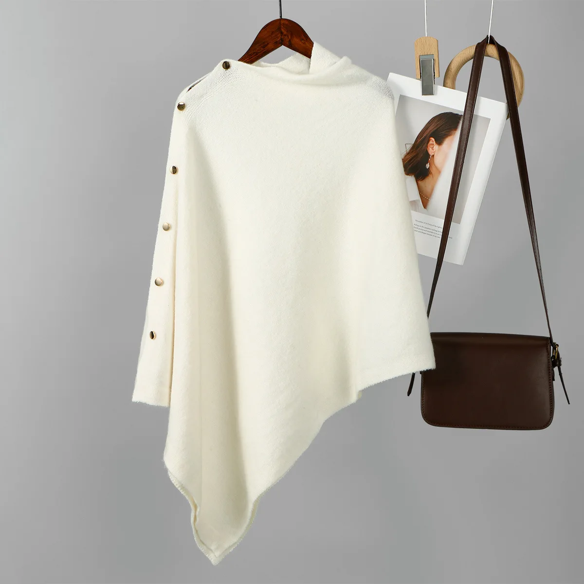 Новая однотонная расклешенная накидка, вязаная куртка с шалью для женщин, осень-зима, нерегулярная свободная верхняя одежда, пуловер с накидкой на пуговицах
Новая однотонная расклешенная накидка, вязаная куртка с шалью для женщин, осень-зима, нерегулярная свободная верхняя одежда, пуловер с накидкой на пуговицах