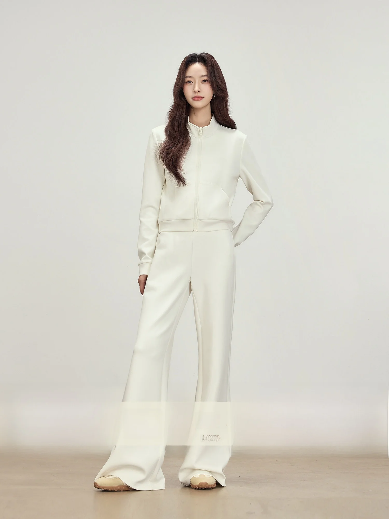 Белый повседневный свободный женский комплект: весенне-осенний костюм с легкими расклешенными брюками и топом, создающий ощущение комфорта и расслабленности, с высокой талией, модный.
Белый повседневный свободный женский комплект: весенне-осенний костюм с легкими расклешенными брюками и топом, создающий ощущение комфорта и расслабленности, с высокой талией, модный.