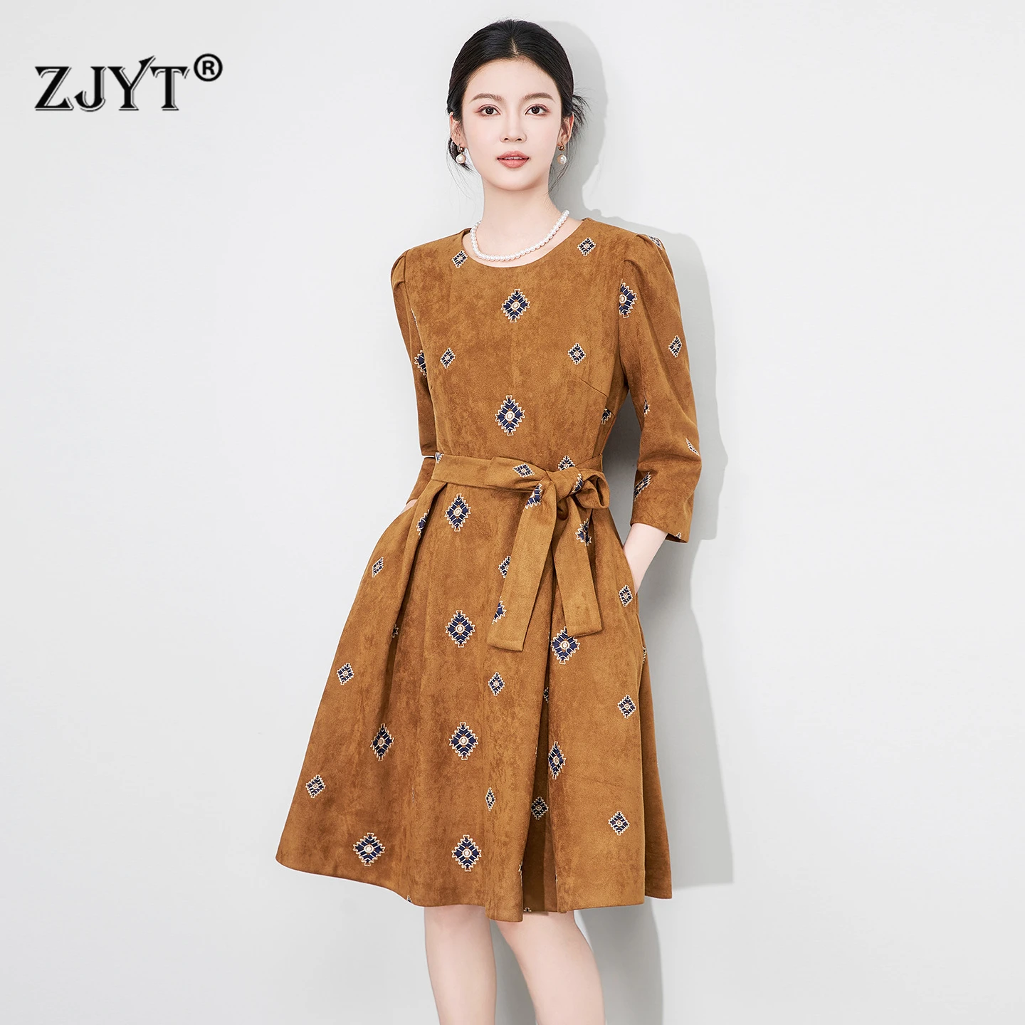 ZJYT осеннее новое модное женское платье с вышивкой, рукав три четверти, на шнуровке, повседневные винтажные платья длиной до колена, женские платья
ZJYT осеннее новое модное женское платье с вышивкой, рукав три четверти, на шнуровке, повседневные винтажные платья длиной до колена, женские платья