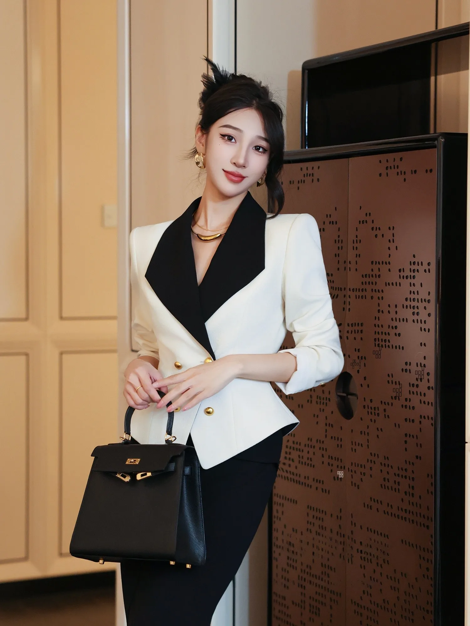 Приталенный жакет Slim Fit MD Original Ele с модным дизайном и элементами пэчворка, французский стиль, длинный рукав, полиэстер, не мнется.
Приталенный жакет Slim Fit MD Original Ele с модным дизайном и элементами пэчворка, французский стиль, длинный рукав, полиэстер, не мнется.