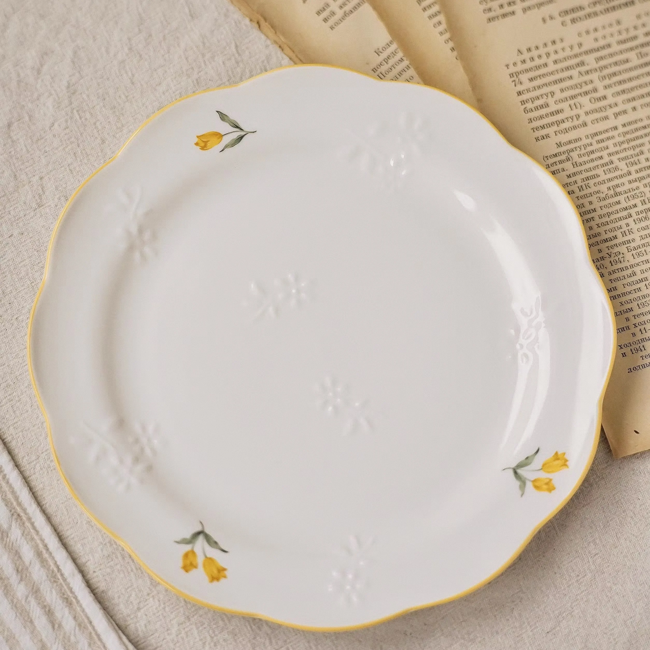 Western Food Plate Tulip Relief Flower Underglaze Color Dessert Plate Ordinary Porcelain lace DIsh Fresh Flower Tableware
Western Food Plate Tulip Relief Flower Underglaze Color Dessert Plate Ordinary Porcelain lace DIsh Fresh Flower Tableware