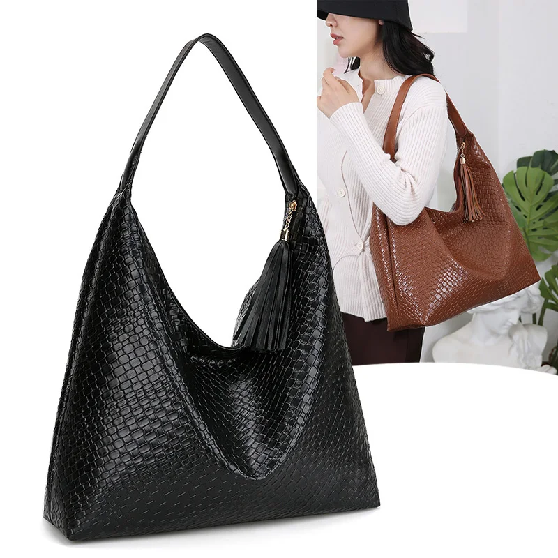 Vintage fashion woven pattern embossed handbag for women, suitable for daily commuting, with shoulder strap on the side.
Vintage fashion woven pattern embossed handbag for women, suitable for daily commuting, with shoulder strap on the side.