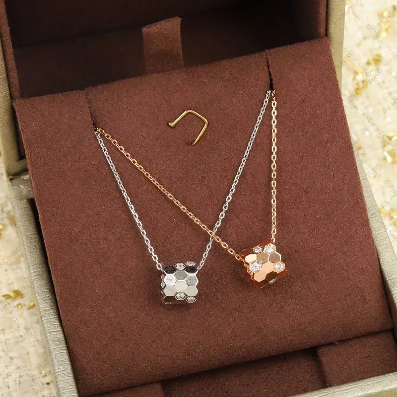925silver Bee My Love Paris Fashion Luxury Brand Jewelry Nest Honeycomb Necklace Woman Electroplating Rose Gold Rotating Pendant
925silver Bee My Love Paris Fashion Luxury Brand Jewelry Nest Honeycomb Necklace Woman Electroplating Rose Gold Rotating Pendant