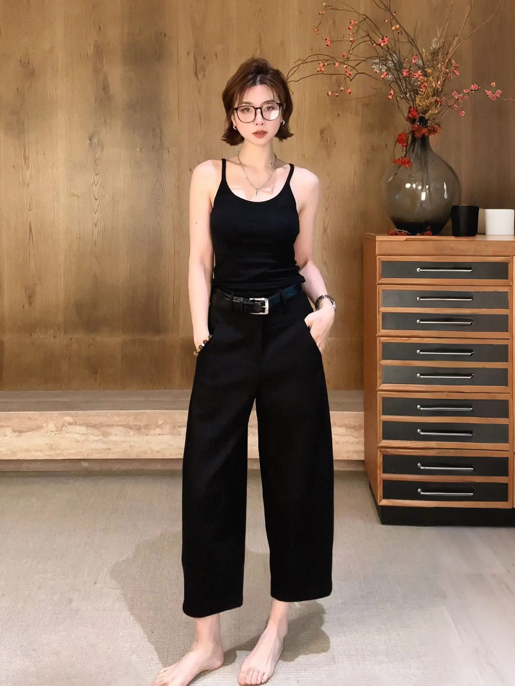 Minimalist Style Tailored Suit Pants High Waist Straight Leg Casual Trousers by Yue Yue Bu Xi Yu for Women Summer New Arrival
Minimalist Style Tailored Suit Pants High Waist Straight Leg Casual Trousers by Yue Yue Bu Xi Yu for Women Summer New Arrival