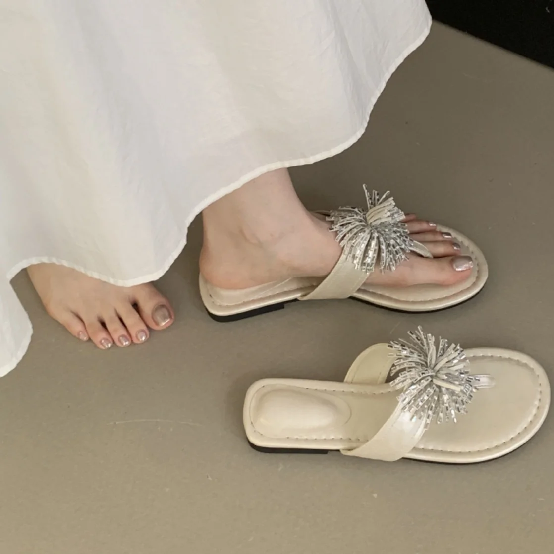 Round Toe Clip Toe Beach Shoes Women's Summer New Rhinestone Flower Soft Sole Lightweight Slippers Design Inspired High Heels
Round Toe Clip Toe Beach Shoes Women's Summer New Rhinestone Flower Soft Sole Lightweight Slippers Design Inspired High Heels