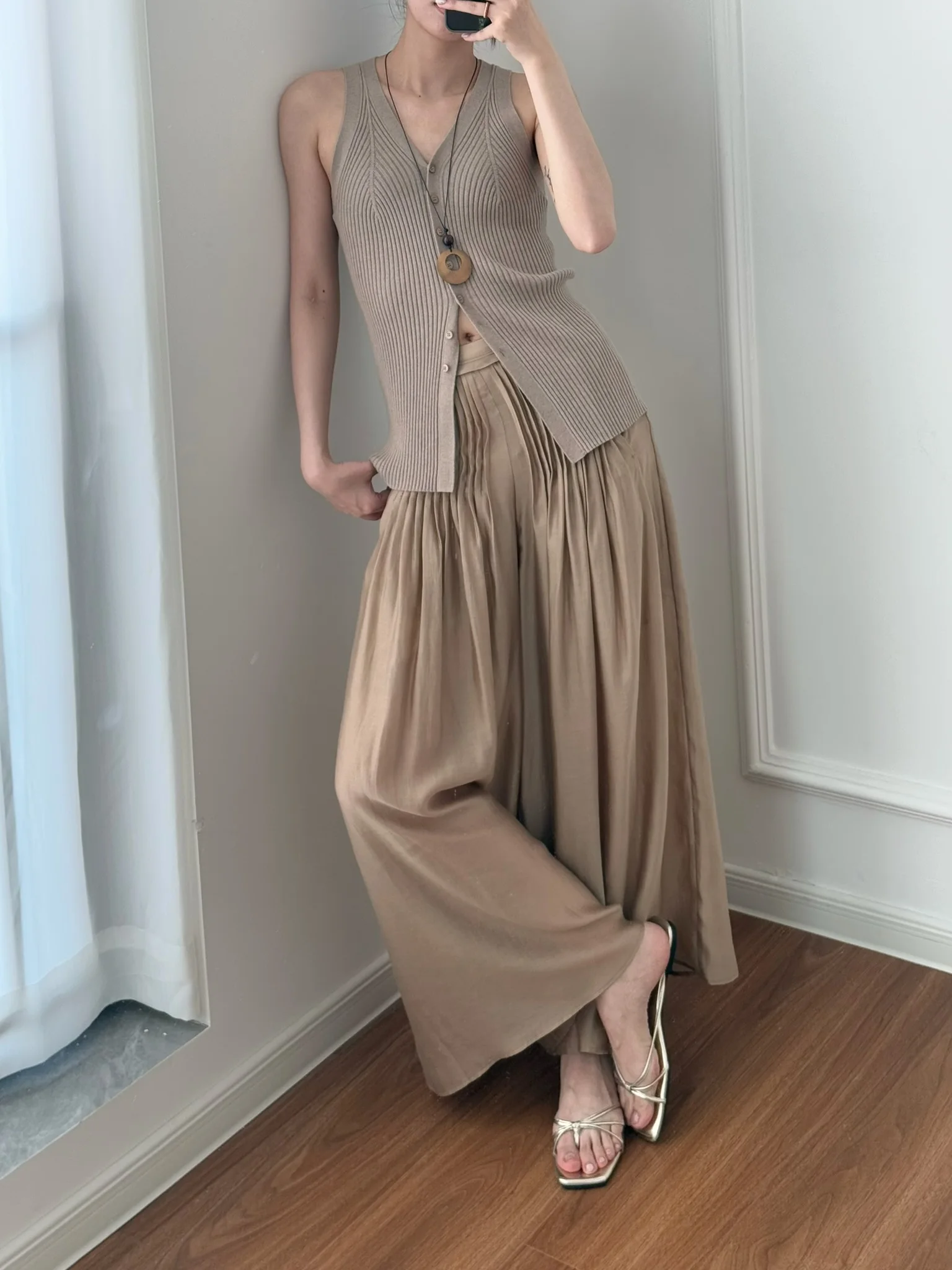Summer pleated wide-leg pants, casual pants, Tencel acetate, light, cool and not stuffy, double-layer spliced waist
Summer pleated wide-leg pants, casual pants, Tencel acetate, light, cool and not stuffy, double-layer spliced waist