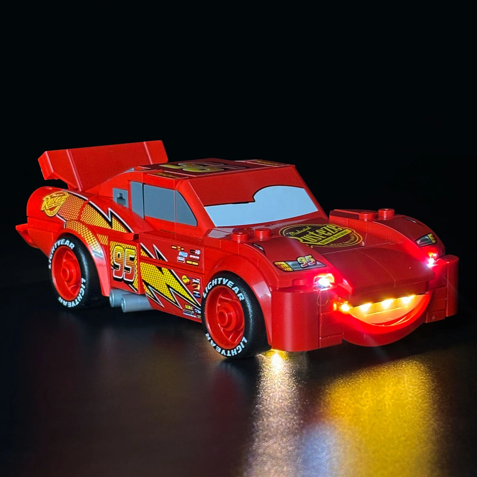 Комплект светодиодного освещения LYBMTWF, совместимый с моделью Lego 77255 Lightning McQueen (модельными кирпичами в комплект не входят)
Комплект светодиодного освещения LYBMTWF, совместимый с моделью Lego 77255 Lightning McQueen (модельными кирпичами в комплект не входят)