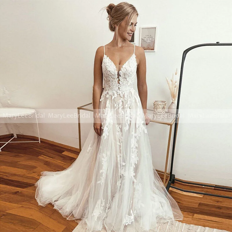 Stunning Bohemian Wedding Dress Spaghetti Strap A-line Deep V-neck Floral Applique Flowing Tulle Bridal Gown for Country Wedding
Stunning Bohemian Wedding Dress Spaghetti Strap A-line Deep V-neck Floral Applique Flowing Tulle Bridal Gown for Country Wedding