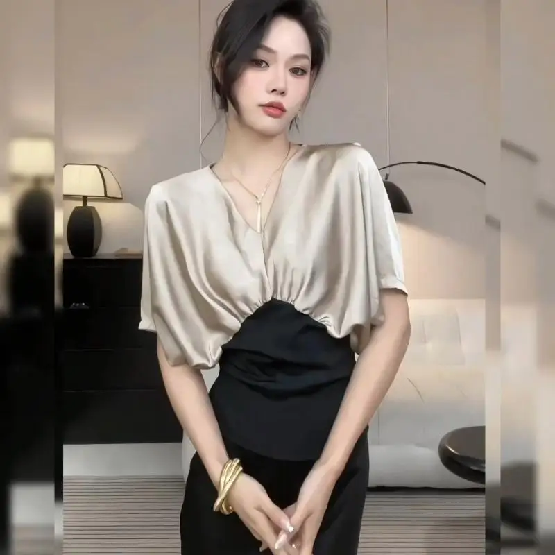 French V-neck Bat Sleeve Shirt Women's New Spliced High-Stratted Contrast Temperament Waist Top
French V-neck Bat Sleeve Shirt Women's New Spliced High-Stratted Contrast Temperament Waist Top
