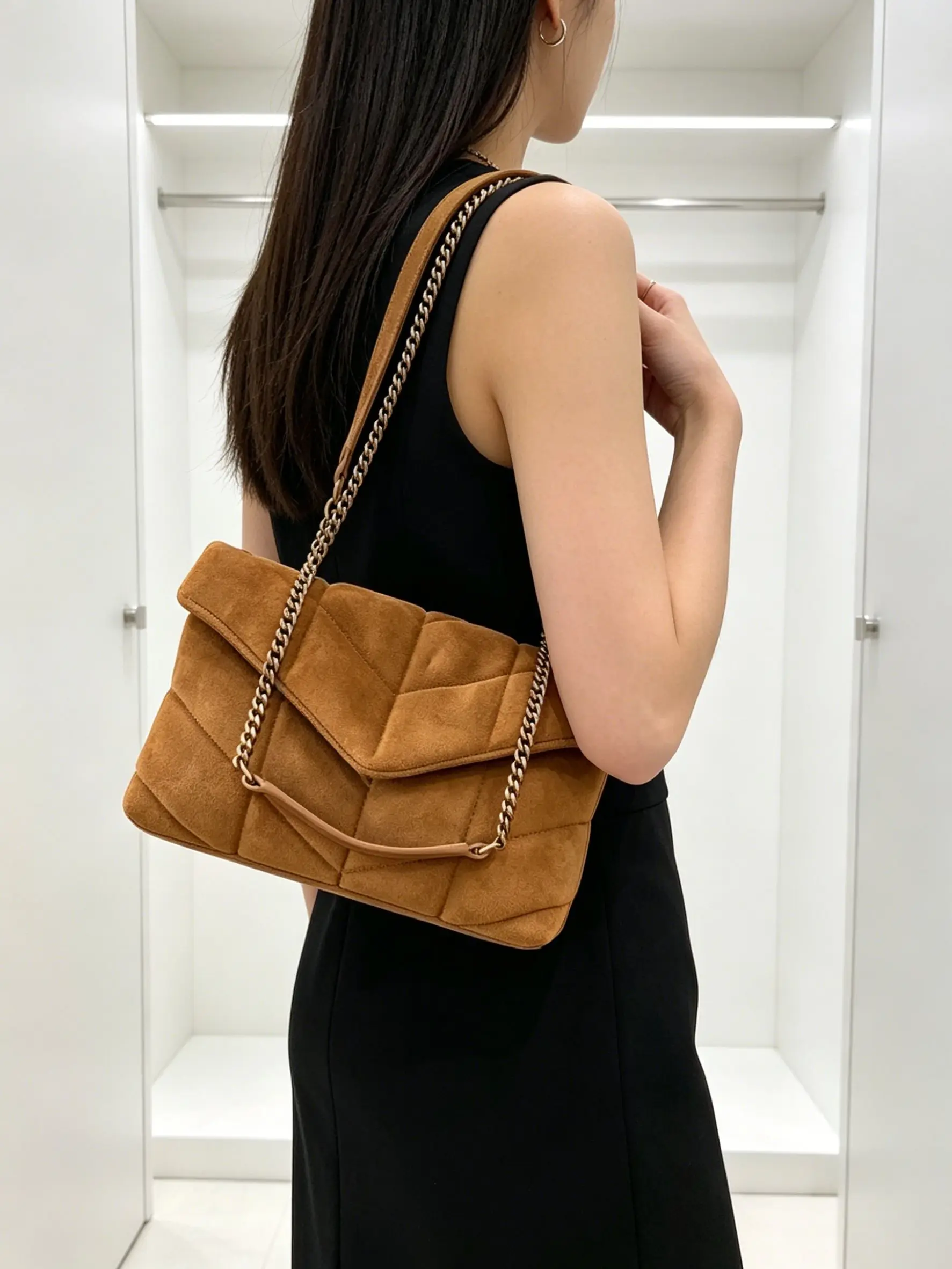 Retro-Style Luxury Suede Shoulder Bag for Women, New Style, Versatile Chain Crossbody Bag, Women's Underarm Wallet
Retro-Style Luxury Suede Shoulder Bag for Women, New Style, Versatile Chain Crossbody Bag, Women's Underarm Wallet