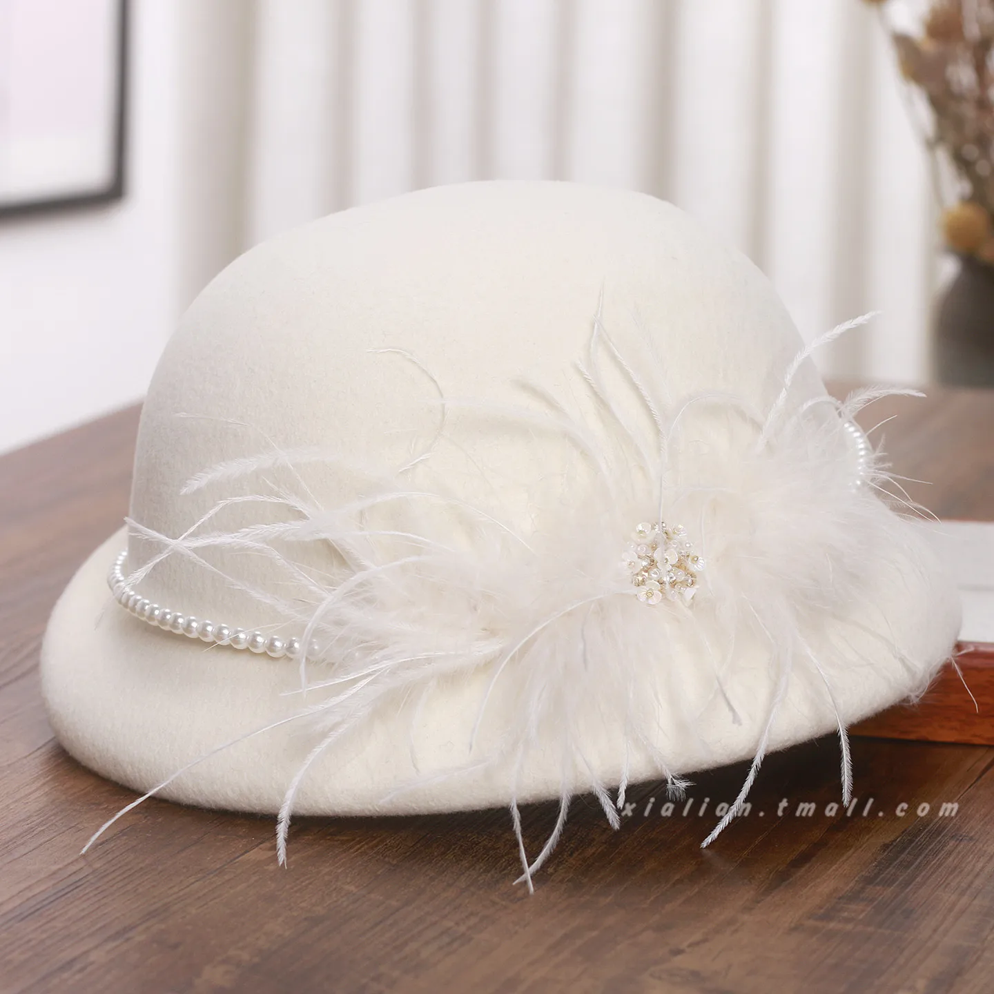 French Light Luxury Ostrich Hair Woolen Beret Female Autumn and Winter Hepburn Style Retro Curled Top Hat Thousand Gold Hat
French Light Luxury Ostrich Hair Woolen Beret Female Autumn and Winter Hepburn Style Retro Curled Top Hat Thousand Gold Hat
