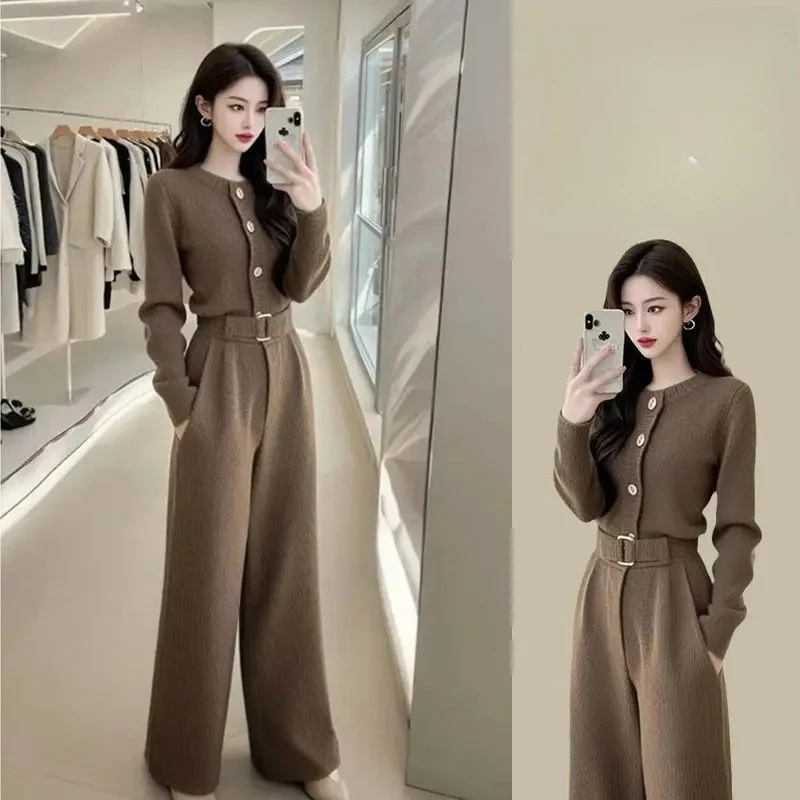 Новый осенне-зимний вязаный женский комплект из двух предметов, элитный элегантный тонкий свитер с длинными рукавами + широкие брюки, женский спортивный костюм
Новый осенне-зимний вязаный женский комплект из двух предметов, элитный элегантный тонкий свитер с длинными рукавами + широкие брюки, женский спортивный костюм