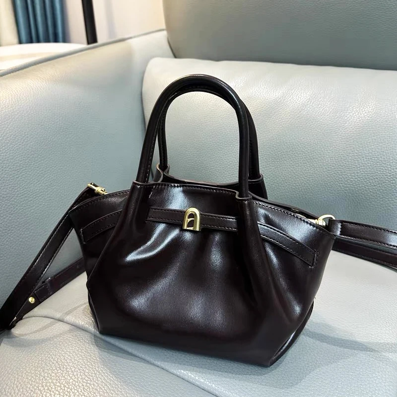 Vintage Small Tote Bags For Women Luxury Designer Handbags Purses 2025 New In PU Oil Wax Leather Top Handle Belt Buckle Shoulder
Vintage Small Tote Bags For Women Luxury Designer Handbags Purses 2025 New In PU Oil Wax Leather Top Handle Belt Buckle Shoulder