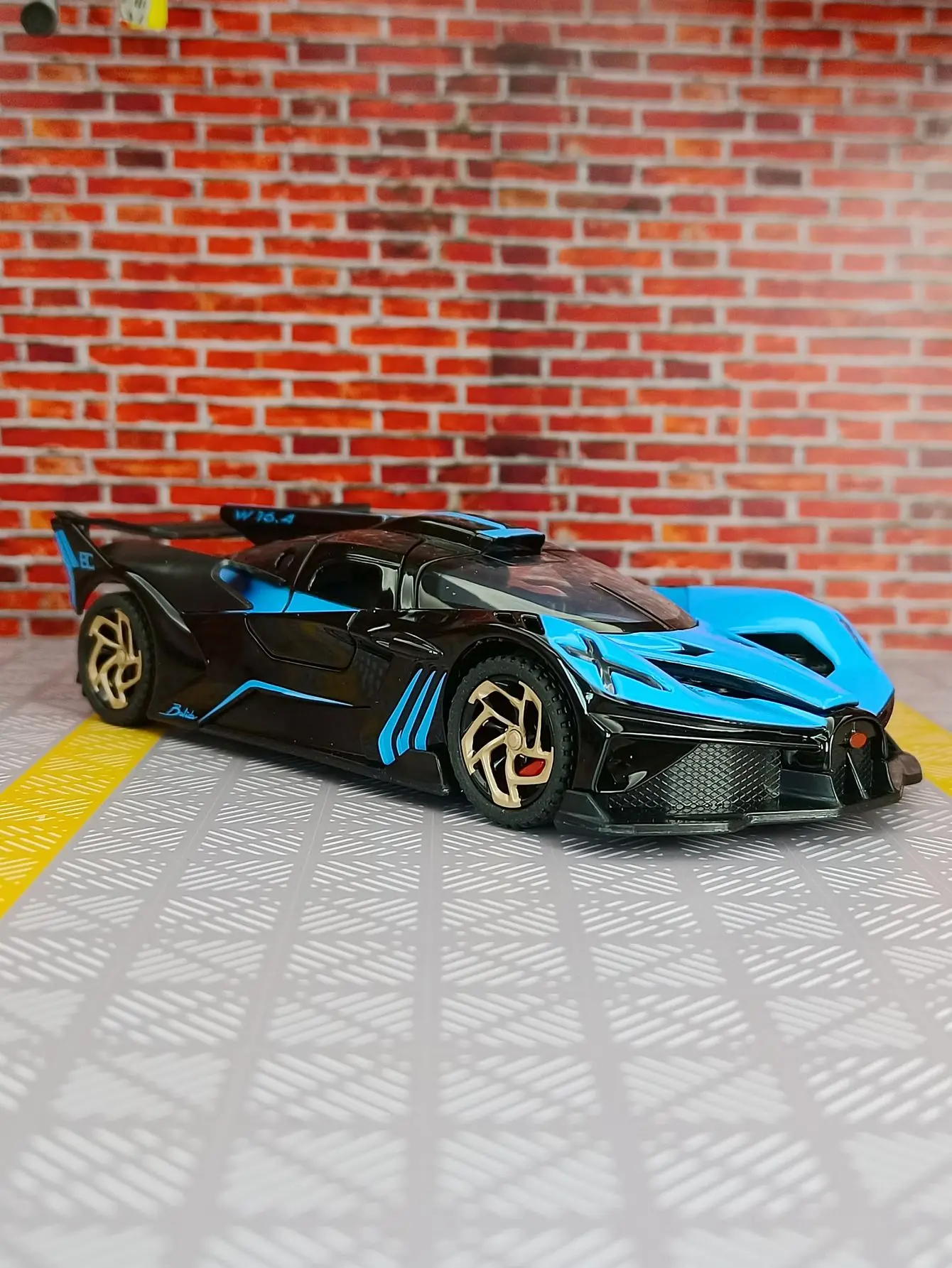 Модель автомобиля из сплава Bolide 1:32 имеет имитирующие функции звука и освещения, которые можно подарить в подарок друзьям, богатые детали.
Модель автомобиля из сплава Bolide 1:32 имеет имитирующие функции звука и освещения, которые можно подарить в подарок друзьям, богатые детали.