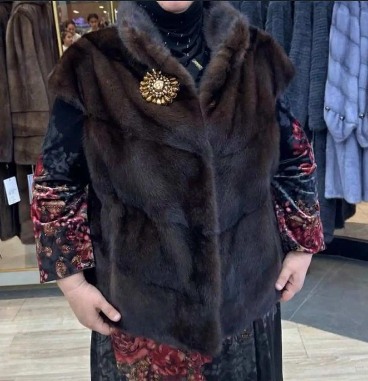 Women's mink fur vest, natural mink fur camisole, warm and fashionable in winter
Women's mink fur vest, natural mink fur camisole, warm and fashionable in winter