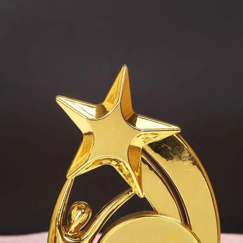 Золотой наградной трофей, пластиковый поющий, танцевальный конкурс, награда, призовой кубок, звездные фигурки, нагородный трофей для победителей, подарок для детского сада
Золотой наградной трофей, пластиковый поющий, танцевальный конкурс, награда, призовой кубок, звездные фигурки, нагородный трофей для победителей, подарок для детского сада
