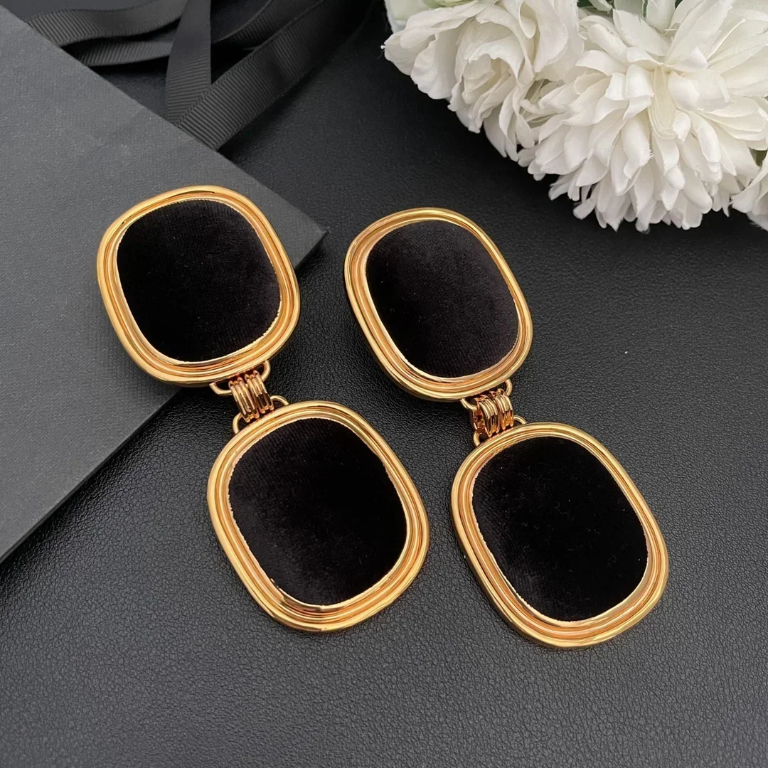 Модные ювелирные изделия Дизайнерские черные винно-красные бархатные зажимы для ушей Винтажные роскошные серьги Женский тренд
Модные ювелирные изделия Дизайнерские черные винно-красные бархатные зажимы для ушей Винтажные роскошные серьги Женский тренд