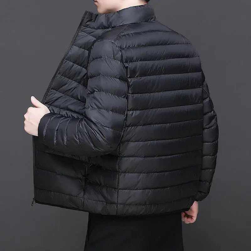 Легкая утепленная хлопковая куртка для мужчин на осень-зиму с капюшоном, воротником-стойкой и декоративными элементами, большие размеры
Легкая утепленная хлопковая куртка для мужчин на осень-зиму с капюшоном, воротником-стойкой и декоративными элементами, большие размеры