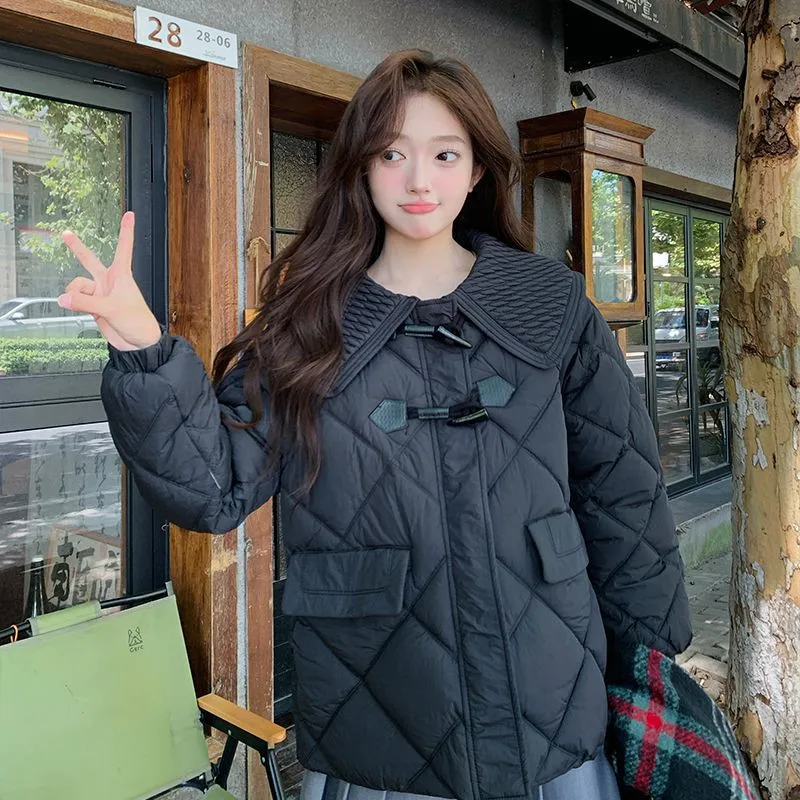 Warm Cotton Padded Coat Women's Winter 2025 New Coat Lapel Design Sense Female Pleated Short Jacket Horn Button Korean Overcoat
Warm Cotton Padded Coat Women's Winter 2025 New Coat Lapel Design Sense Female Pleated Short Jacket Horn Button Korean Overcoat