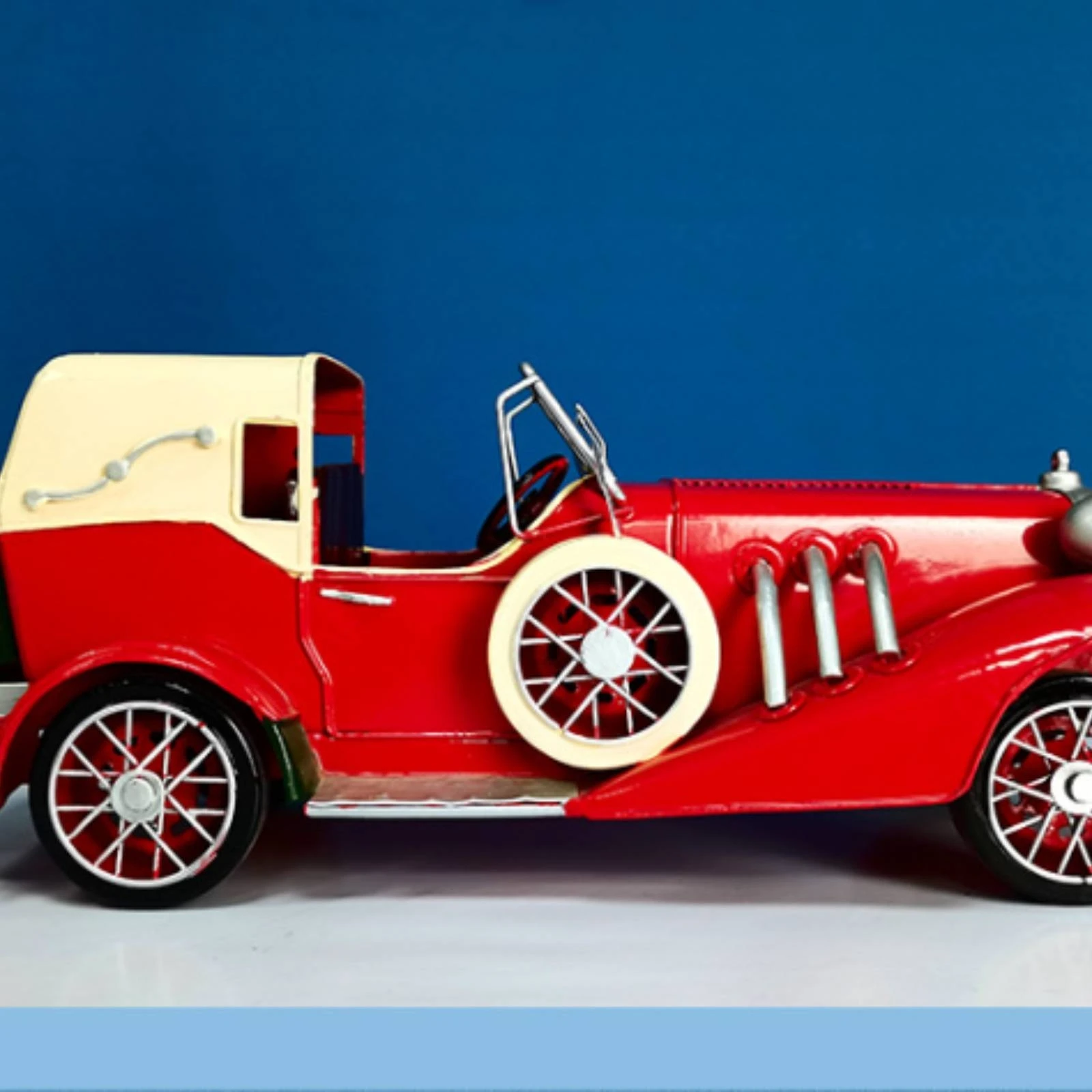 Retro Desktop Ornament Fine Paintwork Vintage Car Ornament Metal Car Model Non-Electric Vehicle Decor Party Display
Retro Desktop Ornament Fine Paintwork Vintage Car Ornament Metal Car Model Non-Electric Vehicle Decor Party Display