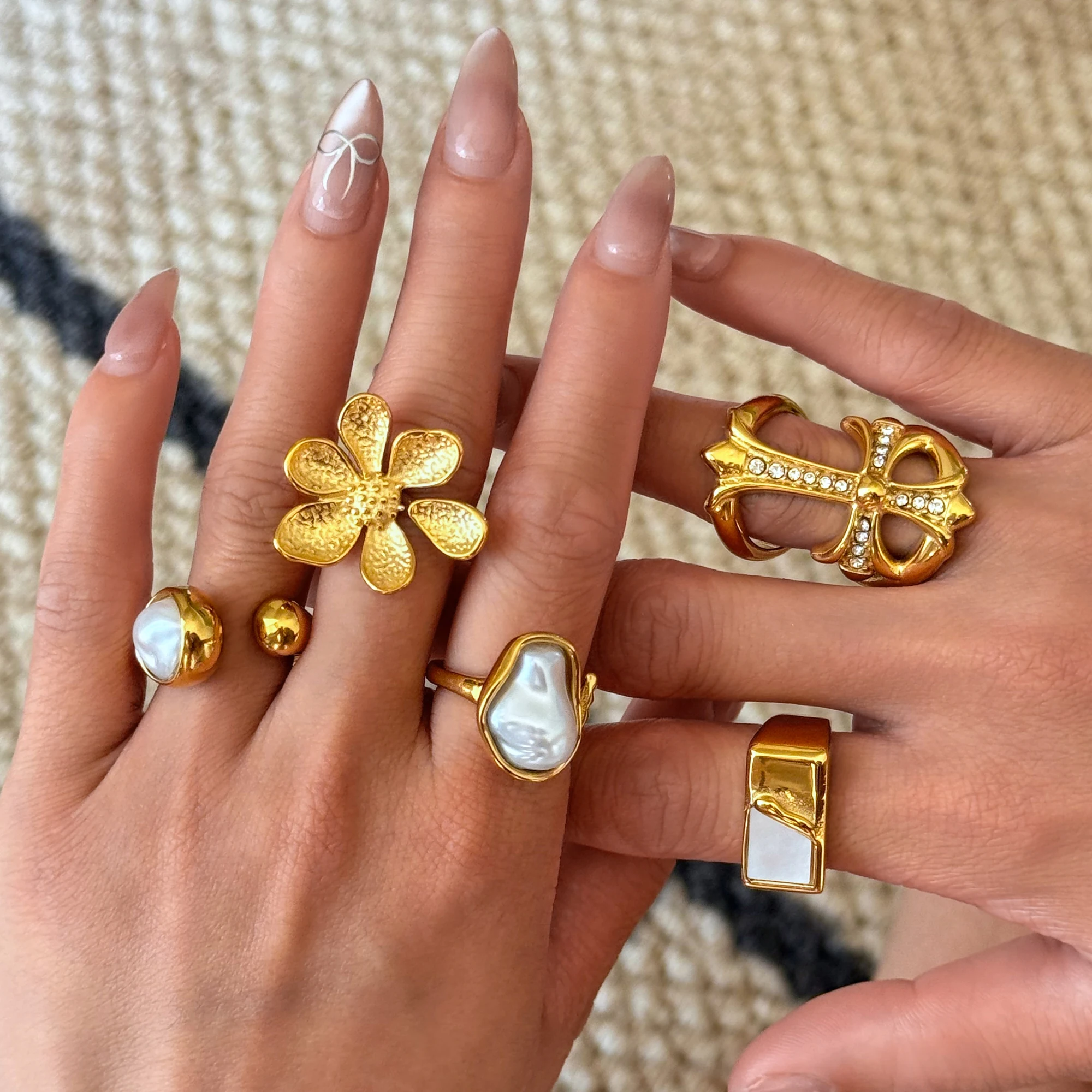 DASEIN New Vintage Baroque Aegean Sicilian Beach Ring Set 18k PVD Gold Plated Stainless Steel Spring High Quality Lady Jewelry
DASEIN New Vintage Baroque Aegean Sicilian Beach Ring Set 18k PVD Gold Plated Stainless Steel Spring High Quality Lady Jewelry