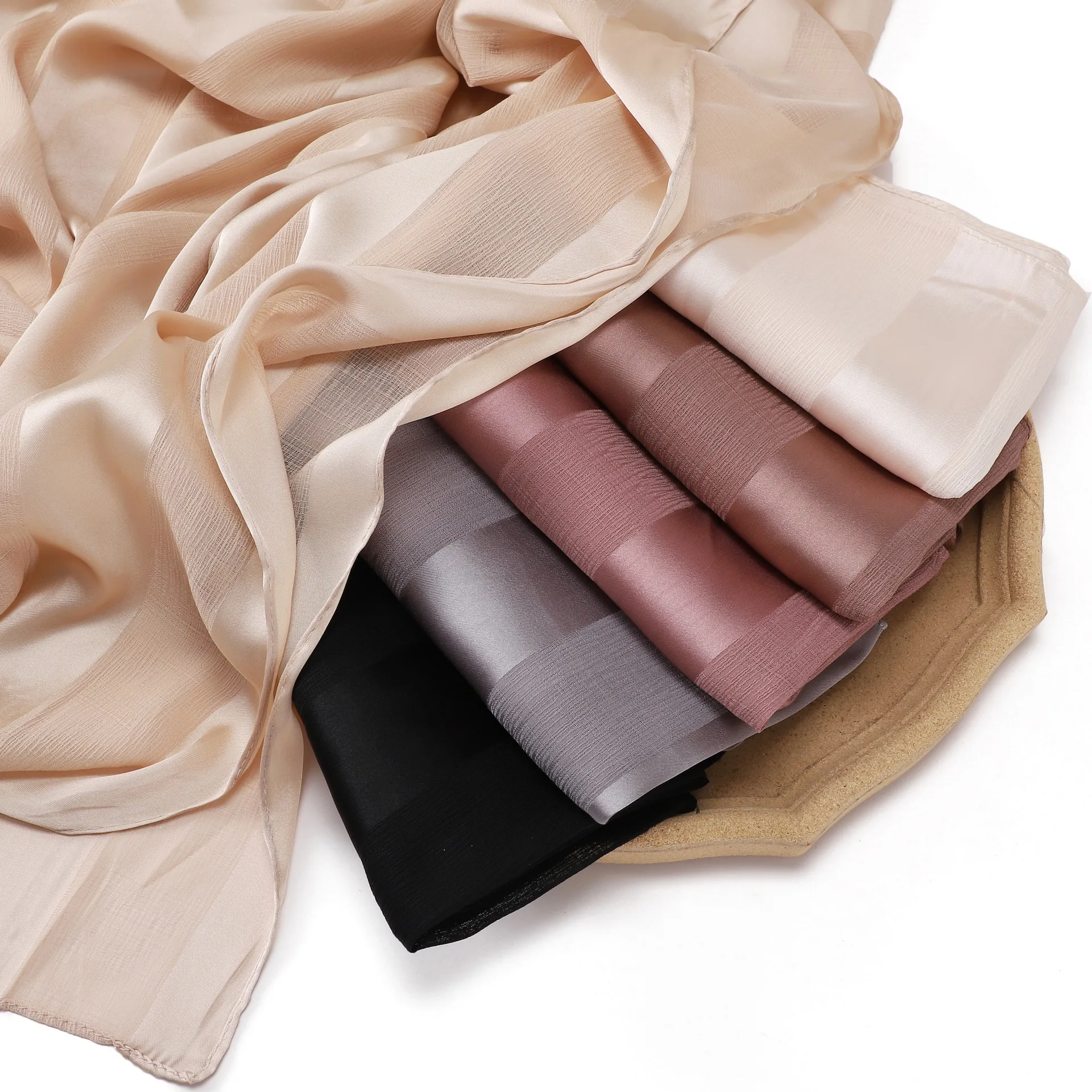 New Fashion Satin Long Scarf Women Shimmer Maxi Shawls Wrap Muslim Hijab Turban Headscarf Islam Stole Bandanas Foulard 180*70cm
New Fashion Satin Long Scarf Women Shimmer Maxi Shawls Wrap Muslim Hijab Turban Headscarf Islam Stole Bandanas Foulard 180*70cm