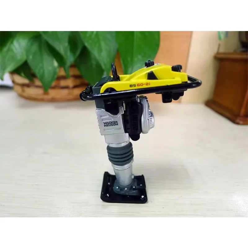 Diecast UH 1:12 Scale Wacker Neuson BS60 Electric Handheld Impact Grader Alloy Model Collectible Toy Gift Souvenir Display
Diecast UH 1:12 Scale Wacker Neuson BS60 Electric Handheld Impact Grader Alloy Model Collectible Toy Gift Souvenir Display