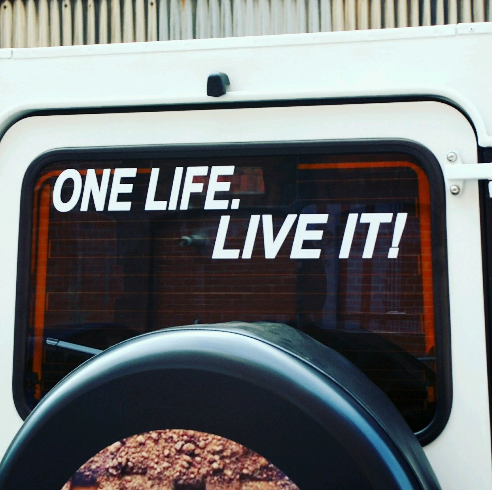 Для заднего или бокового окна Defender 110 90 One Life. Живите! Наклейка на автомобиль
Для заднего или бокового окна Defender 110 90 One Life. Живите! Наклейка на автомобиль