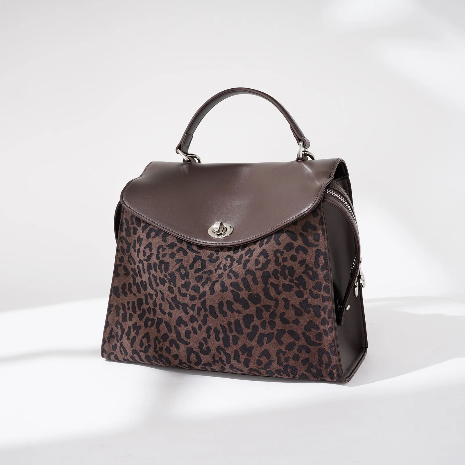 Сумка для подгузников для двойни, очень вместительная, с двумя отделениями, вмещает достаточное количество принадлежностей для двух малышей, комфортно размещается.
Сумка для подгузников для двойни, очень вместительная, с двумя отделениями, вмещает достаточное количество принадлежностей для двух малышей, комфортно размещается.