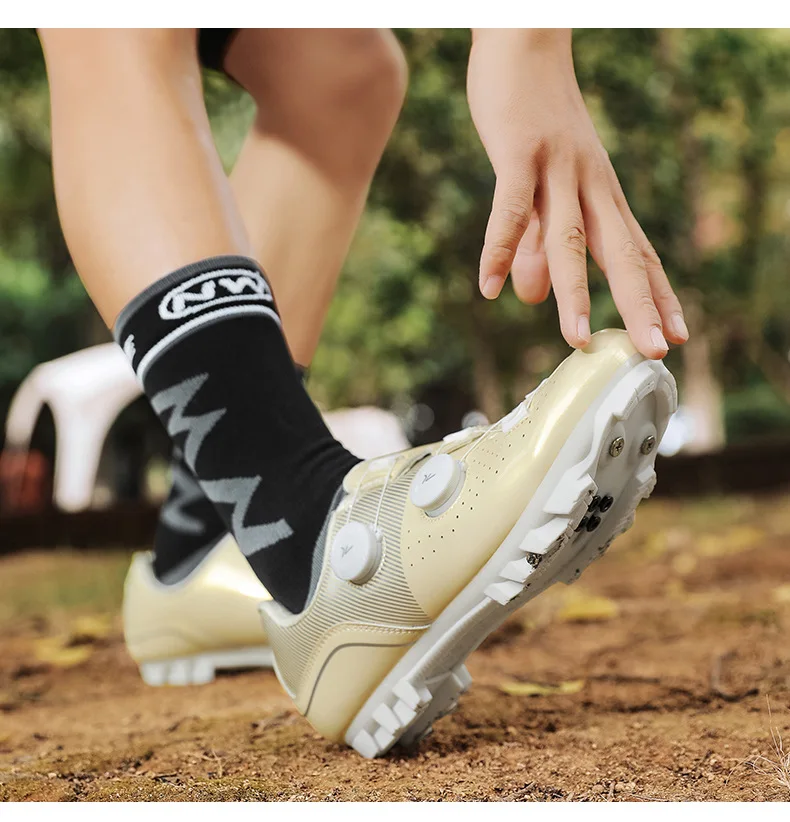 Новое поступление, профессиональная велосипедная обувь, гоночная обувь для шоссейного велосипеда, сверхлегкие самоблокирующиеся велосипедные кроссовки унисекс, Лидер продаж 
Новое поступление, профессиональная велосипедная обувь, гоночная обувь для шоссейного велосипеда, сверхлегкие самоблокирующиеся велосипедные кроссовки унисекс, Лидер продаж