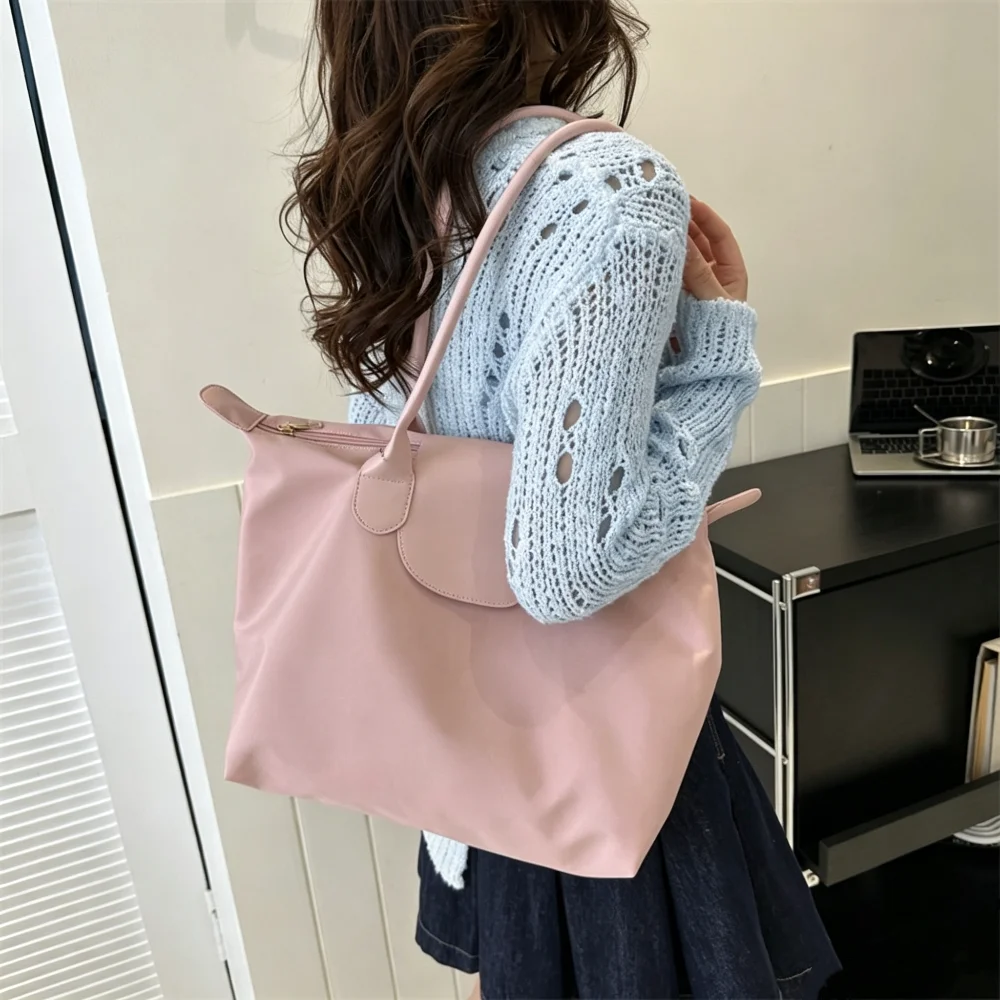 Sac fourre-tout pliable Y2K pour femmes 2026, sac fourre-tout classique pour femmes, sac en nylon écologique et imperméable
Sac fourre-tout pliable Y2K pour femmes 2026, sac fourre-tout classique pour femmes, sac en nylon écologique et imperméable