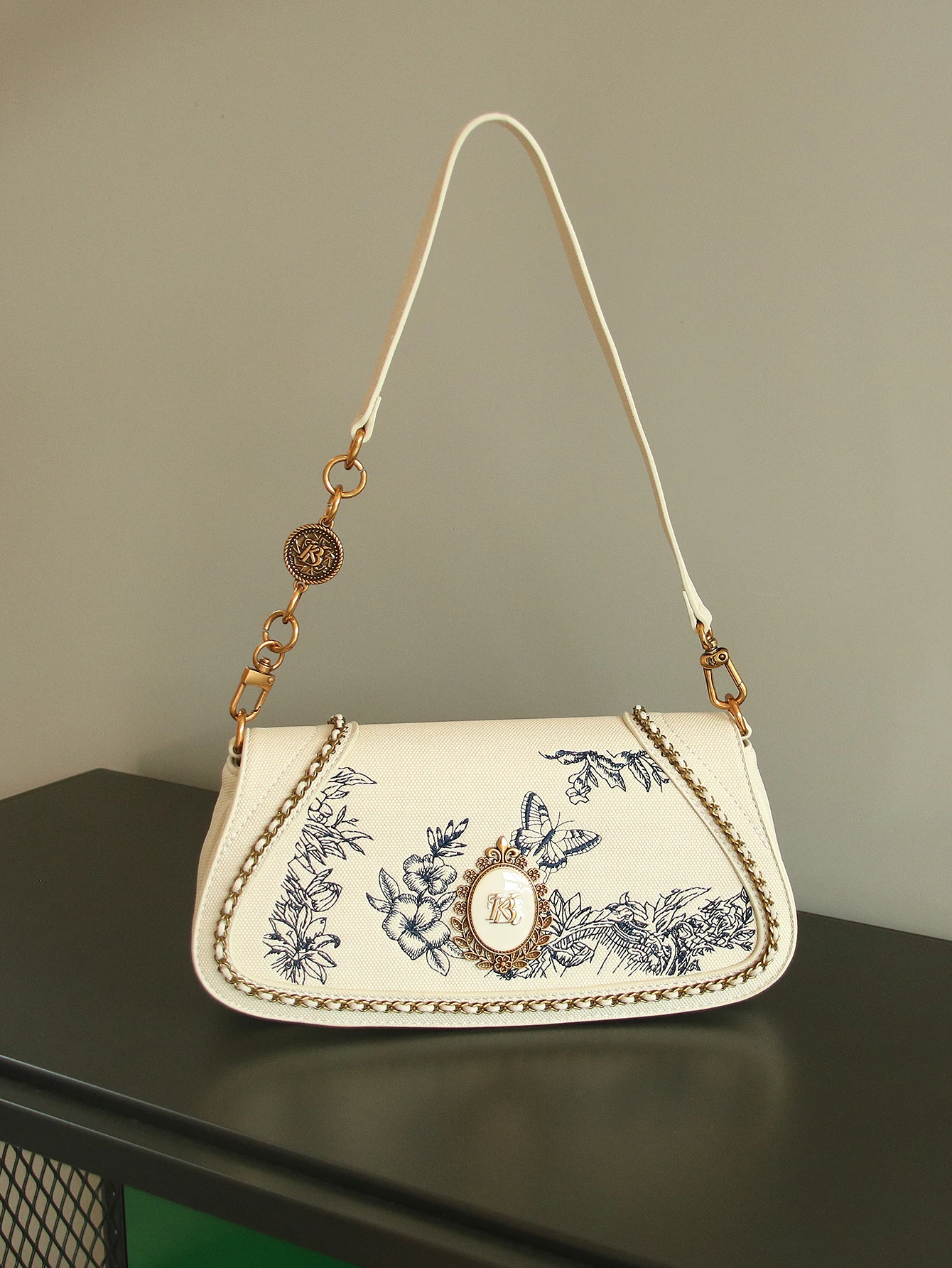 Temperament retro ladies shoulder bag 2026 niche design elegant embroidery underarm shoulder diagonal female bag heavy hardware
Temperament retro ladies shoulder bag 2026 niche design elegant embroidery underarm shoulder diagonal female bag heavy hardware