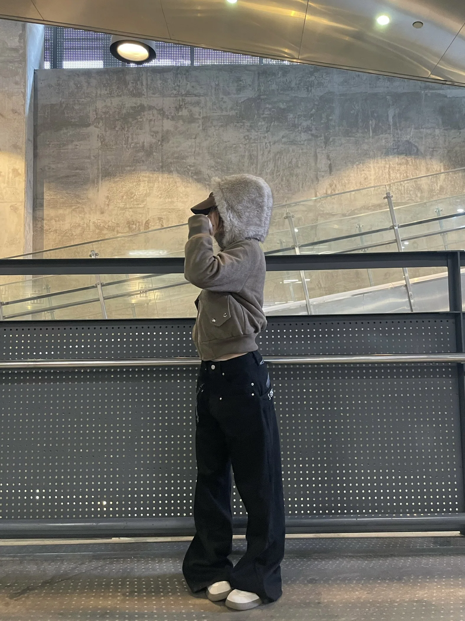 Ретро-куртка в американском стиле «Spicy Girl» с капюшоном, женская, осенне-зимняя, теплая, с меховым воротником, модная, на молнии...
Ретро-куртка в американском стиле «Spicy Girl» с капюшоном, женская, осенне-зимняя, теплая, с меховым воротником, модная, на молнии...