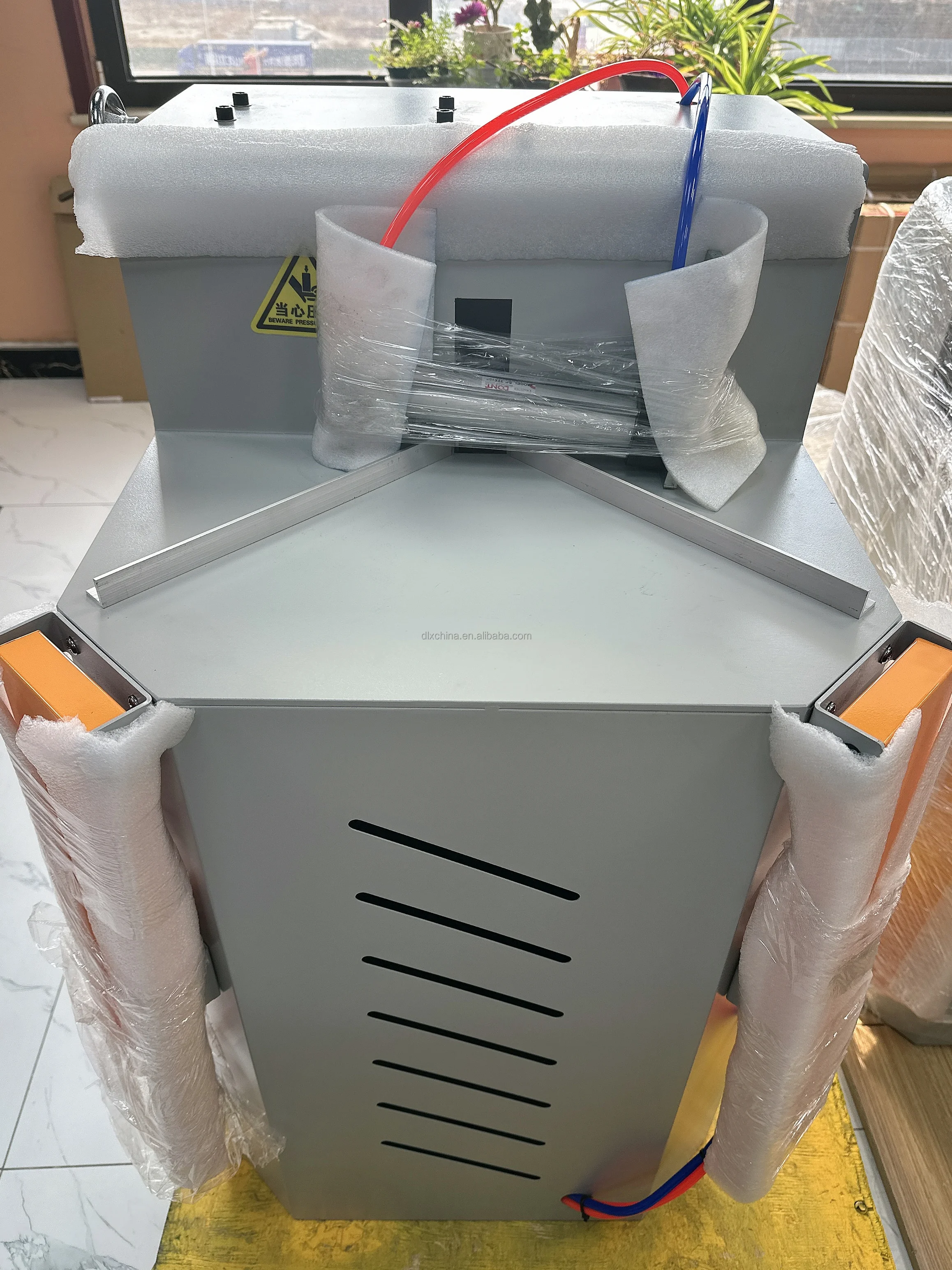 Многофункциональный станок для кромки стекла с лентой, ручное шлифовальное оборудование для обработки стекла 
Многофункциональный станок для кромки стекла с лентой, ручное шлифовальное оборудование для обработки стекла