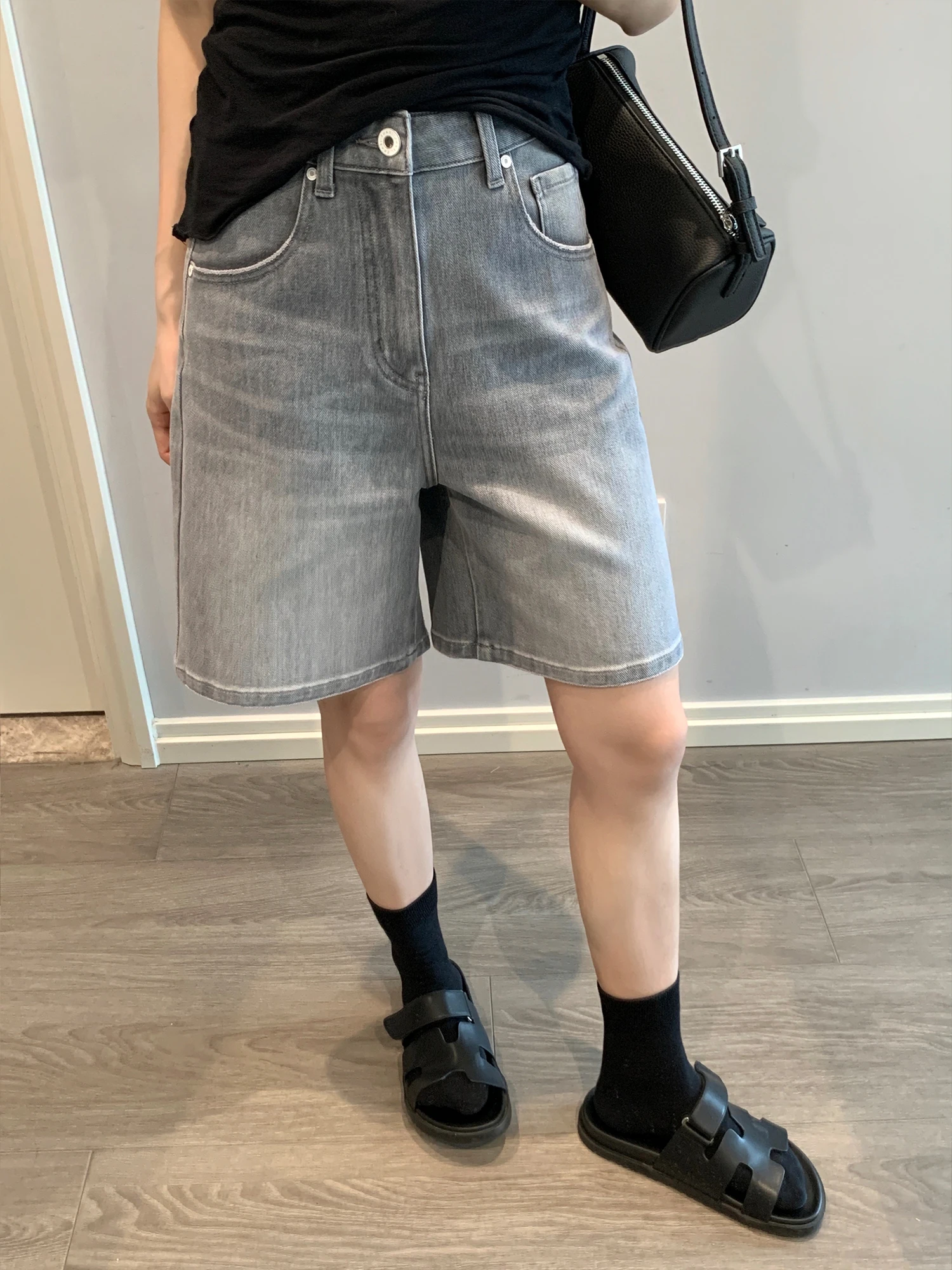 Женские джинсовые шорты с высокой талией, новинка лета 2025, свободные, прямого кроя, на молнии, повседневные, удобные
Женские джинсовые шорты с высокой талией, новинка лета 2025, свободные, прямого кроя, на молнии, повседневные, удобные