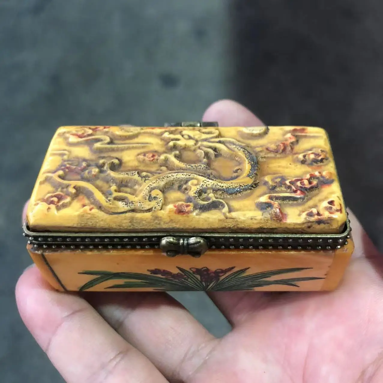 Chinese Collection Handmade Carving Bull Bone Storage Box Creative Gift
Chinese Collection Handmade Carving Bull Bone Storage Box Creative Gift