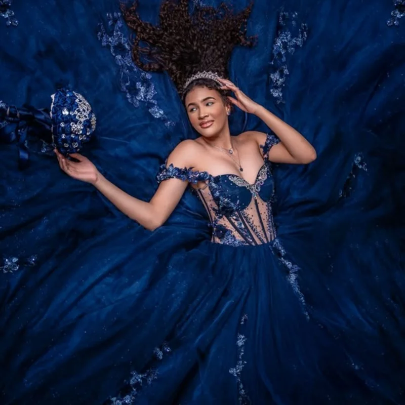 Customized Shiny dark blue Quinceanera Dresses Off the Shoulder Tull sequin applique 3D flower Lace Vestido De 15 Quinceanera
Customized Shiny dark blue Quinceanera Dresses Off the Shoulder Tull sequin applique 3D flower Lace Vestido De 15 Quinceanera