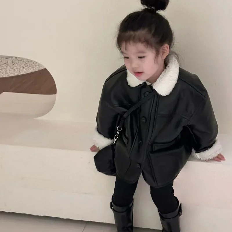 Baby Girls Coats Brushed Leather Jacket Fashion Thickening Keep Warm Cool 2024 Winter New Korean Style Childrens Coats
Baby Girls Coats Brushed Leather Jacket Fashion Thickening Keep Warm Cool 2024 Winter New Korean Style Childrens Coats