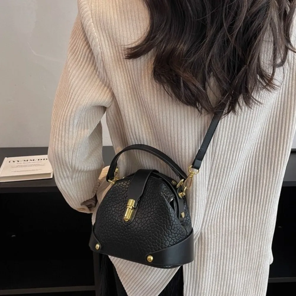 Metal Buckle Vintage Shoulder Bag Large Capacity Shell Shape Leather Messenger Bag Minimalist Design Adjustable Strap
Metal Buckle Vintage Shoulder Bag Large Capacity Shell Shape Leather Messenger Bag Minimalist Design Adjustable Strap