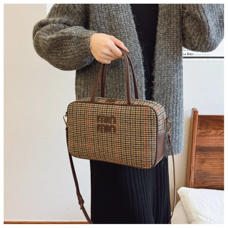 High End Retro Luxury Crossbody Bag Women Elegant Niche Design Large Capacity Commuter Shopping Travel Outdoor Casual Bag
High End Retro Luxury Crossbody Bag Women Elegant Niche Design Large Capacity Commuter Shopping Travel Outdoor Casual Bag